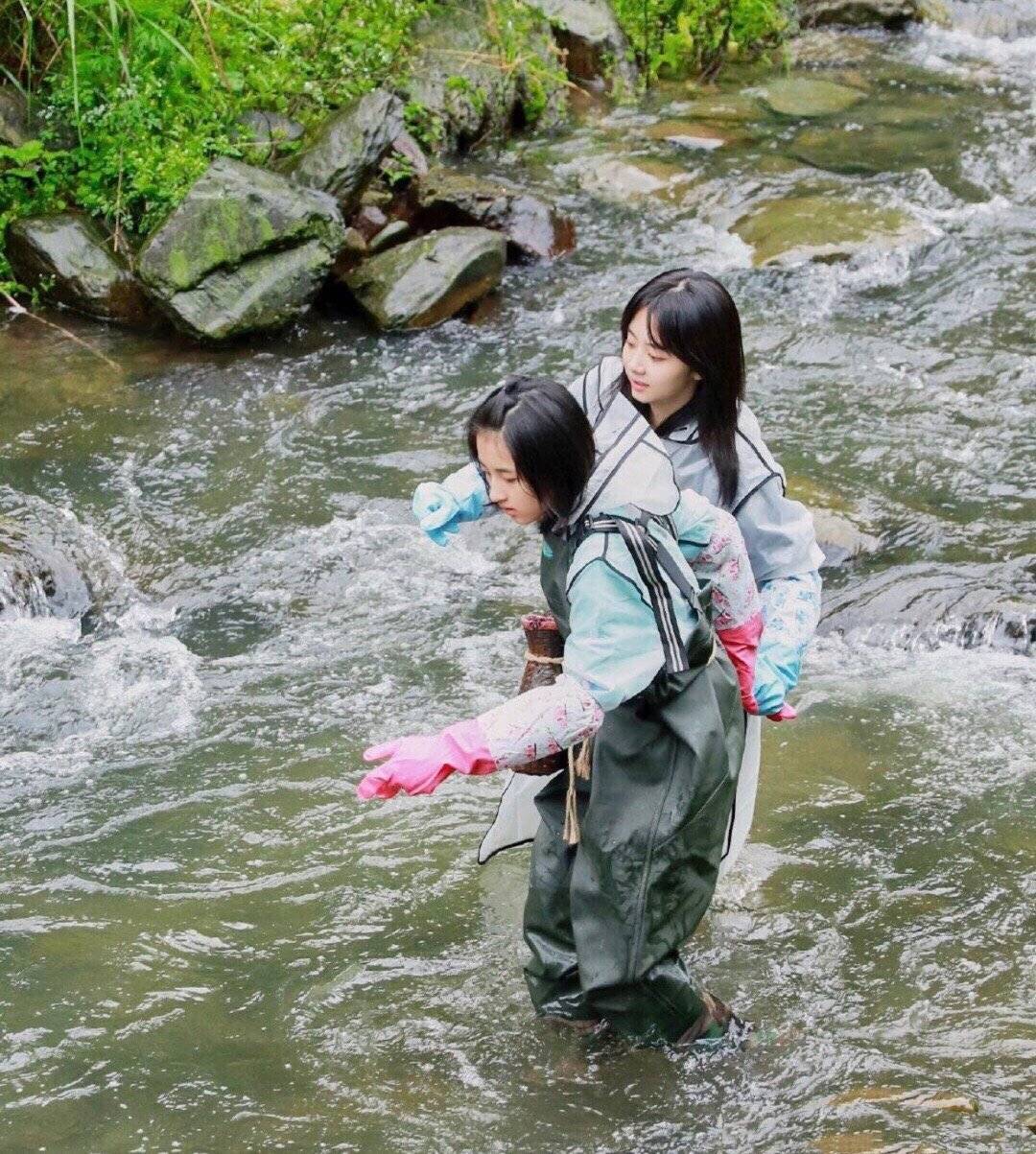 姐妹|“正牌耿耿”谭松韵少女穿搭太减龄,与张子枫“枫韵”姐妹CP锁了