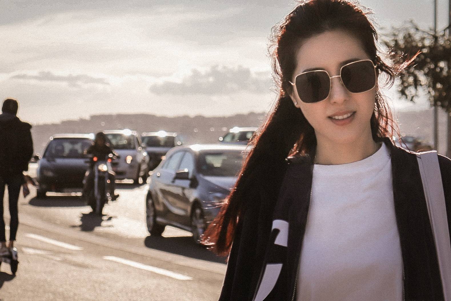 身材|“最美女二号”曾黎，条纹衫搭花苞裙美得自信优雅，看不出42岁