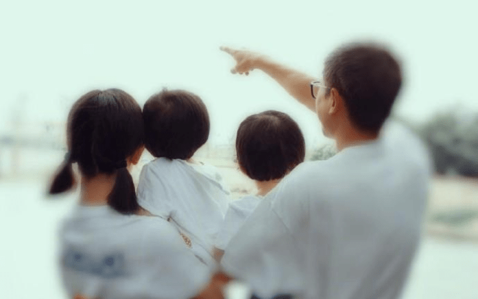 网友|谢娜二胎后复工？张杰现身录《快本》，背谢娜的妈妈包疑引开视线