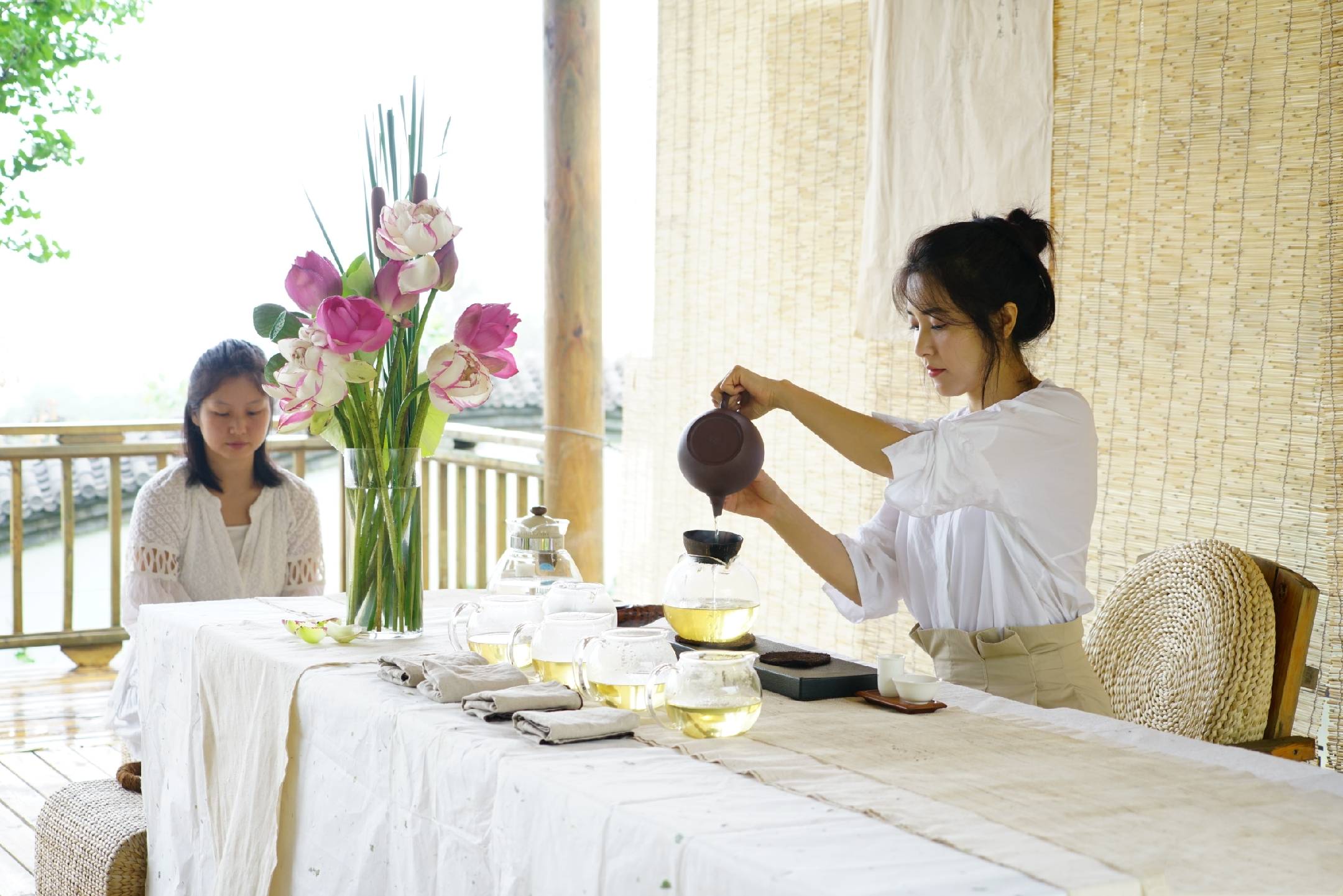 身材|“最美女二号”曾黎，条纹衫搭花苞裙美得自信优雅，看不出42岁