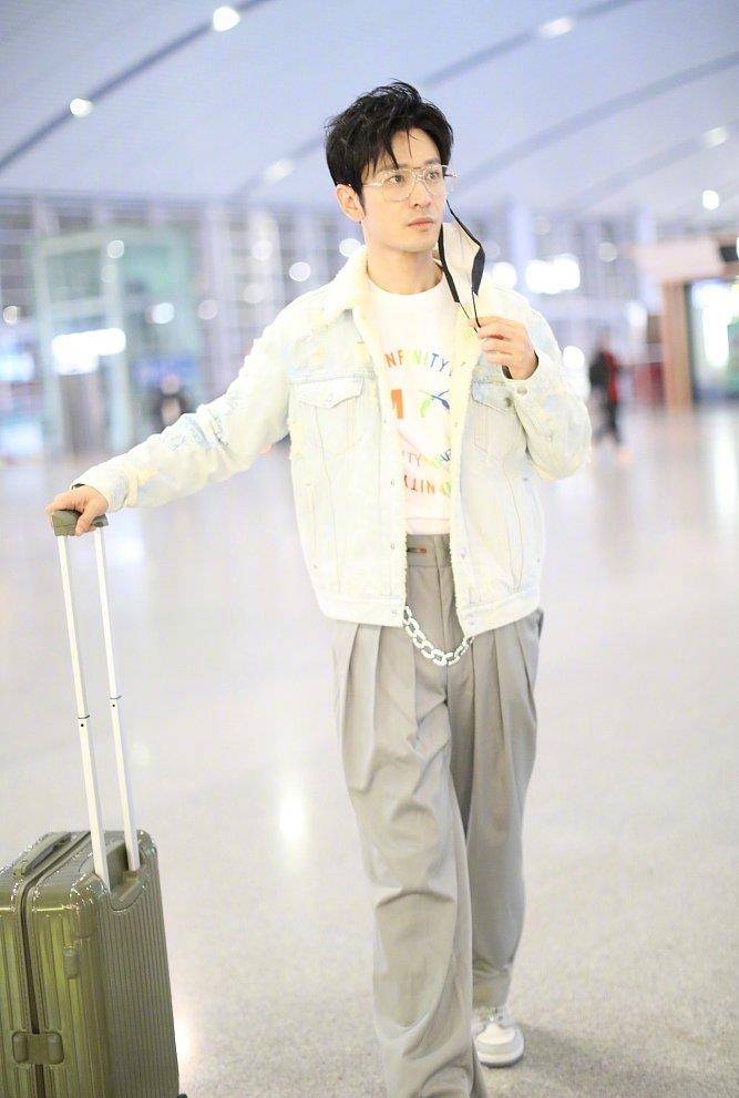 大叔|黄晓明瘦20斤后走机场,穿西装裤松松垮垮满是褶,男星为瘦也很拼