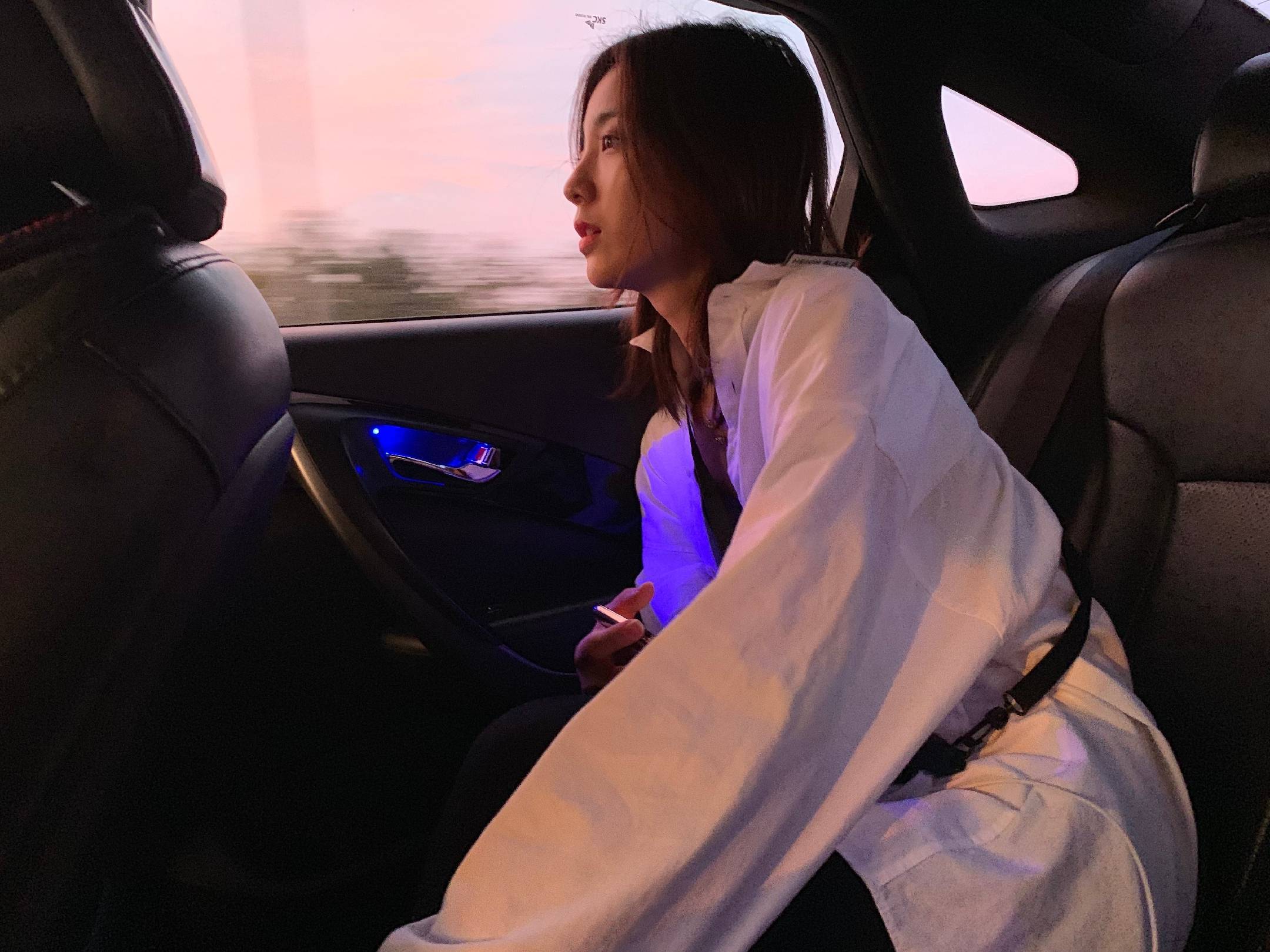 黑色|《外星女生柴小七》万鹏,不仅剧里呆萌可爱,剧外也是甜美女生