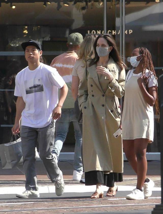 帕克斯|安吉丽娜朱莉出街购物！夏日裹风衣不嫌热，黑人养女竟真空穿T恤