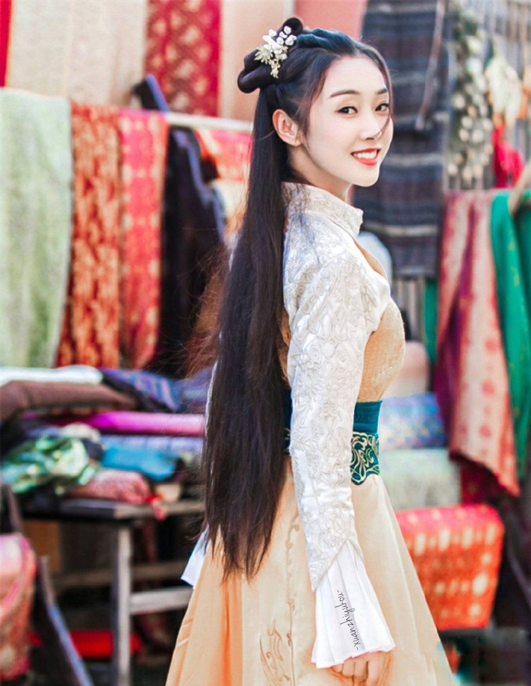 黑色|“师姐”宣璐新剧造型又飒又仙，一袭红裙尽显女侠风采，梨涡太美