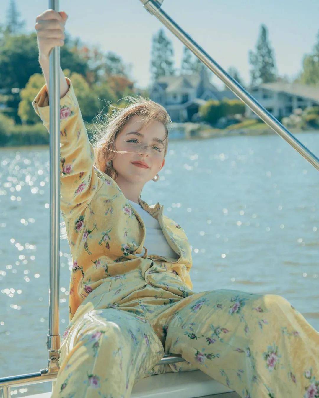 "天才少女"麦肯纳·格蕾丝变大美女!雪肤娇嫩魅力十足