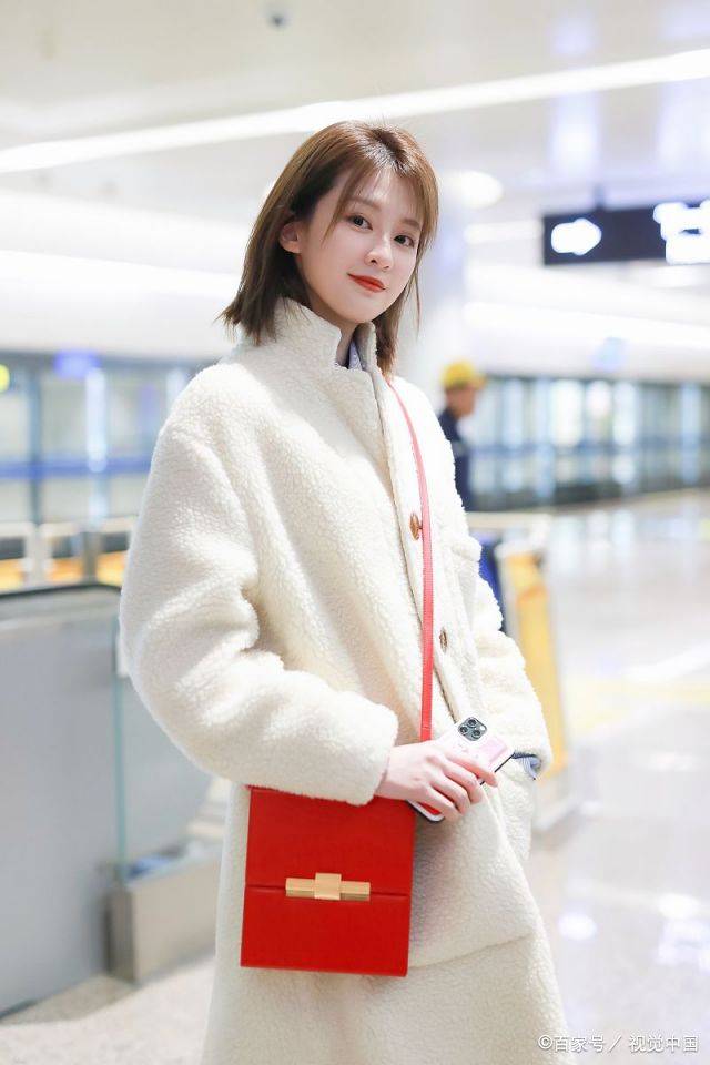 整体|“白富美”乔欣再次引领潮流，羊羔毛外套配筒靴，乖巧甜美小公主