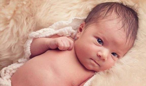 眼睛|新生宝宝护理，这2件事可能会影响新生儿的视力发育，宝妈别忽视