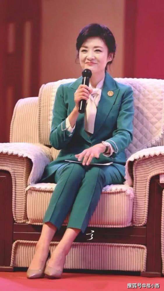 整体|周涛气质独特又一绝，穿红色连衣裙展现优越气质，薄纱裙仙气飘飘