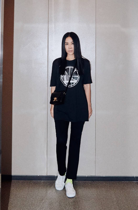 服装|新一期《萌探》那英扮白发魔女，穿黑色又瘦又拽，真是社会我那姐