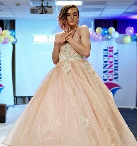 校园|英国少年13岁开始化妆，面对校园霸凌，他一身粉色装扮惊艳亮相