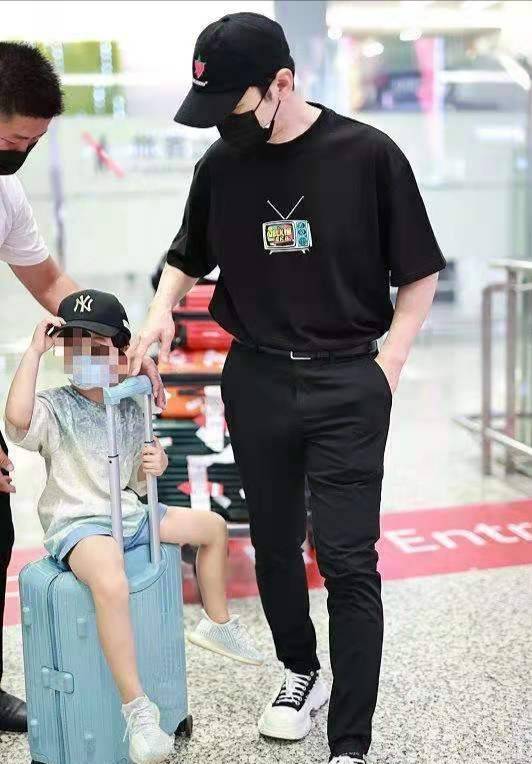 身材|黄晓明机场溜娃,瘦不少变奶爸小生真清爽,4岁儿子眉眼随妈秀气