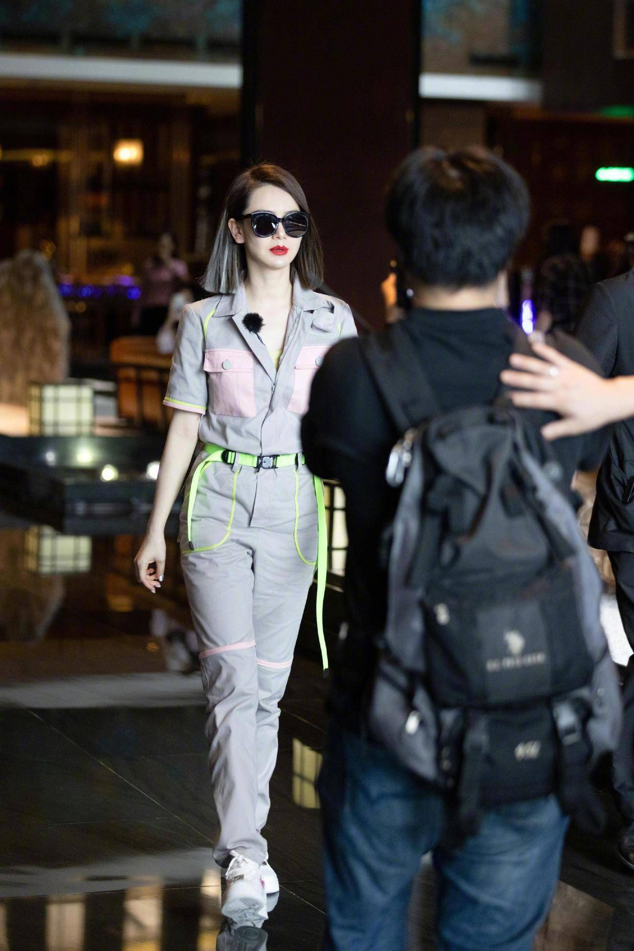 戚薇|戚薇真是个“?时髦精”,一身灰色工装风套装潇洒帅气,利落干练