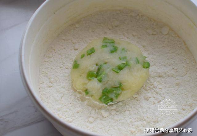 做法|土豆换一种吃法,外脆里嫩,给孩子当零食,吃一盘都不够