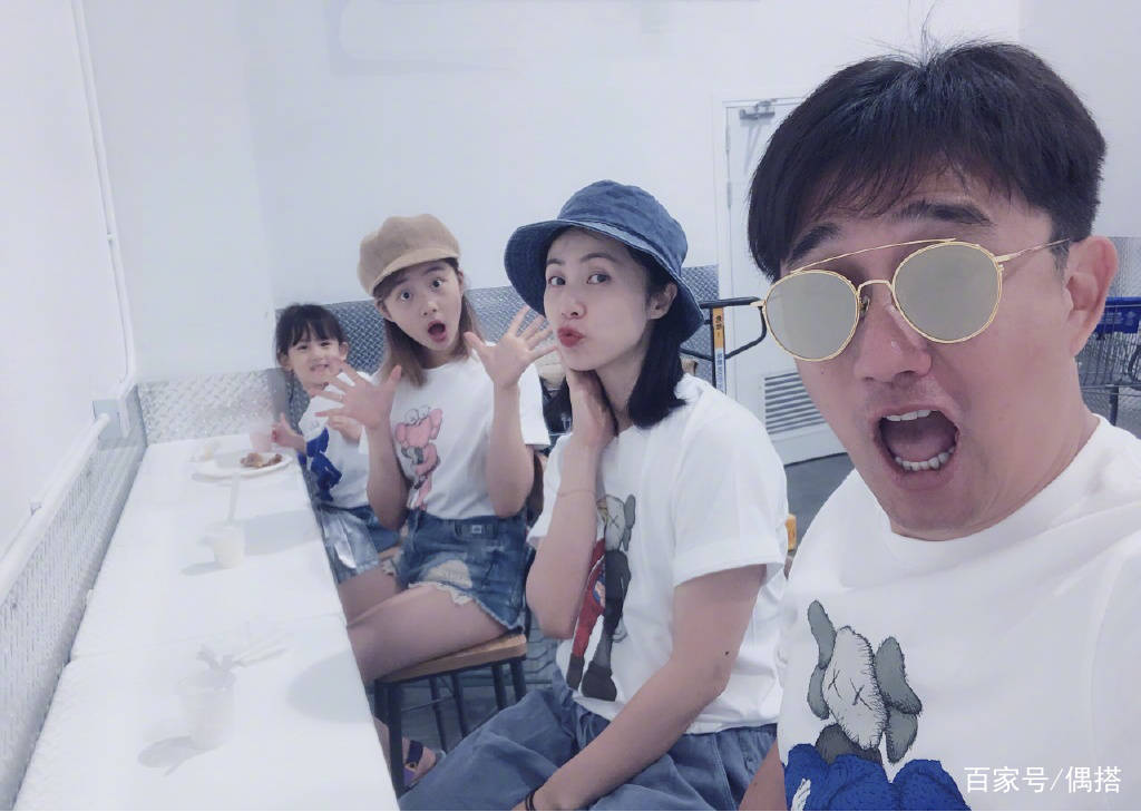 黄磊|黄磊一家高调亮相机场!黄多多格纹衬衫配紧身裤,简约不失时髦感