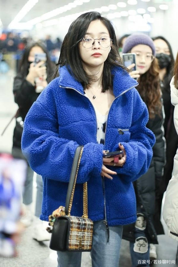 吴宣|吴宣仪的长相真甜美，穿的普通气质依旧迷人，可惜鞋子选错太减分