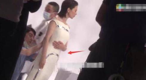 小腹|41岁高圆圆被疑怀二胎？紧身裙显小腹微凸，还不停抚摸腹部