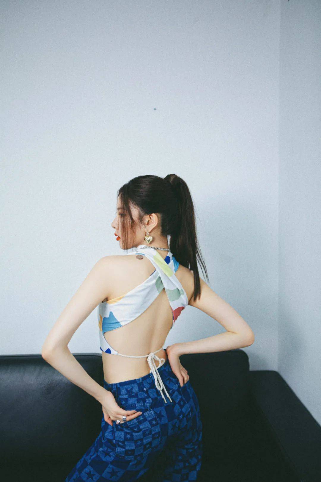 对比|初伏的夏天，选择白色吊带短背心和蓝色的直筒裤，清新还有小蛮腰的展现