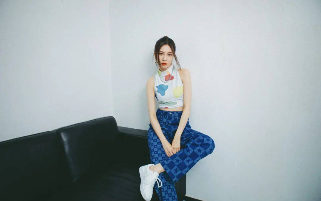 对比|初伏的夏天，选择白色吊带短背心和蓝色的直筒裤，清新还有小蛮腰的展现