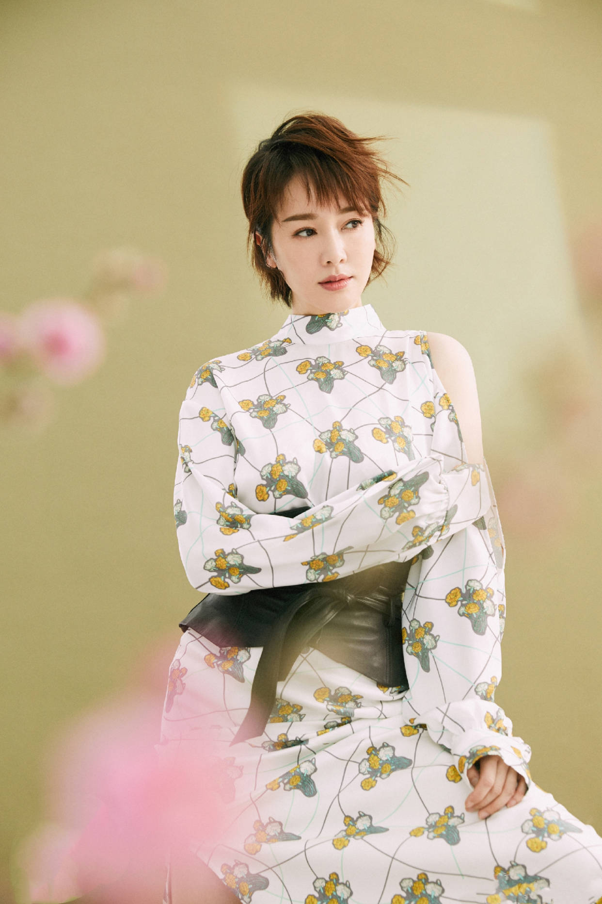 酒吧|当温柔恬静的左小青穿上皮夹克，网友：像乖乖女进了酒吧，太违和
