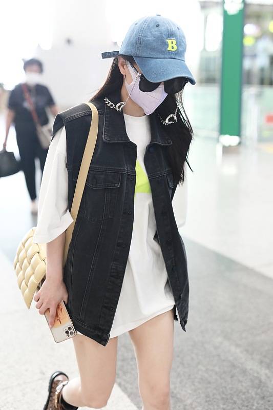 黑色|黄圣依穿着渐变T恤,丝毫没有“豪门阔太”感,看起来清新简约