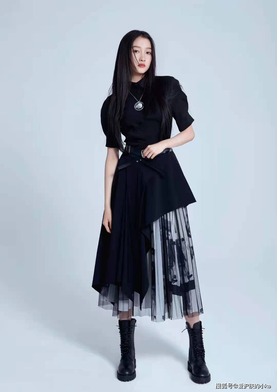 身材|关晓彤终于摆脱土气美到耀眼,一身黑配红唇高贵,连气质都升华了