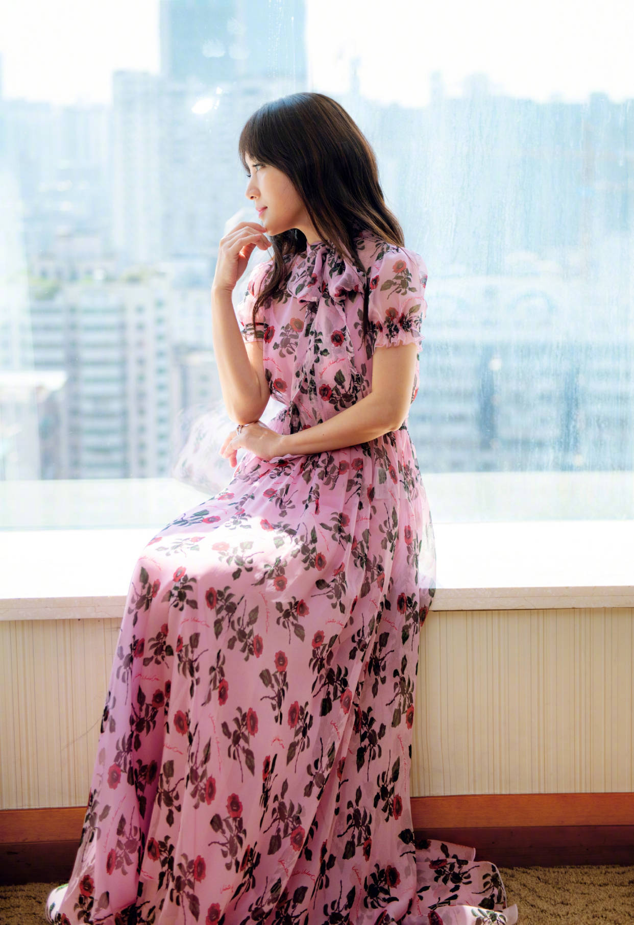 带着|杨钰莹49岁还是甜美公主，羽毛钉珠裙配高马尾清甜灵动，宛如少女