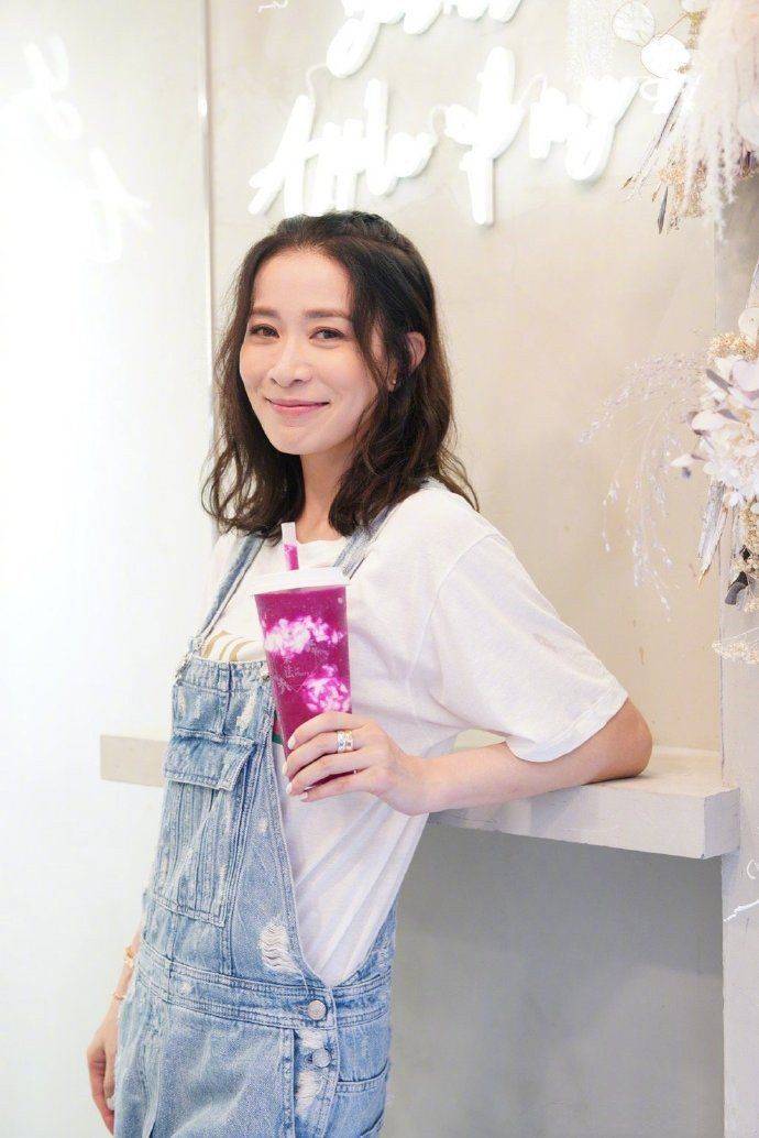 初恋|佘诗曼扮嫩毫不费力,穿初恋裤只挂一边肩带,配白T有了少女味道