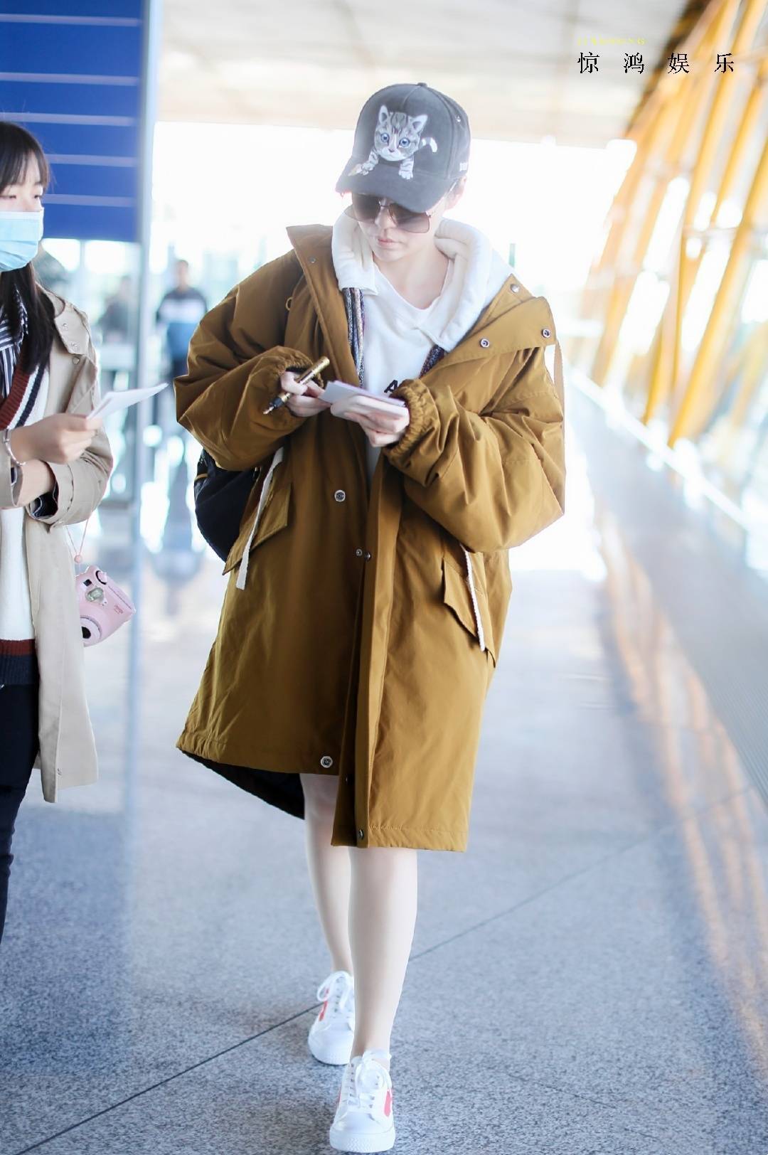 卫衣|张靓颖现身机场,上身夏天下身过夏天的造型,网友:真的不冷吗