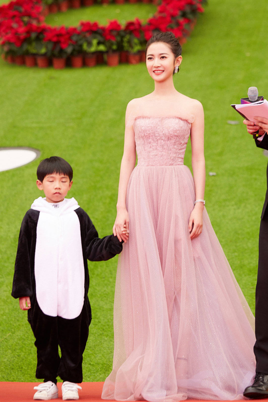 美得|怪不得被唐嫣一眼看中，陈钰琪紫色轻纱裙美得出众，气质小花少见