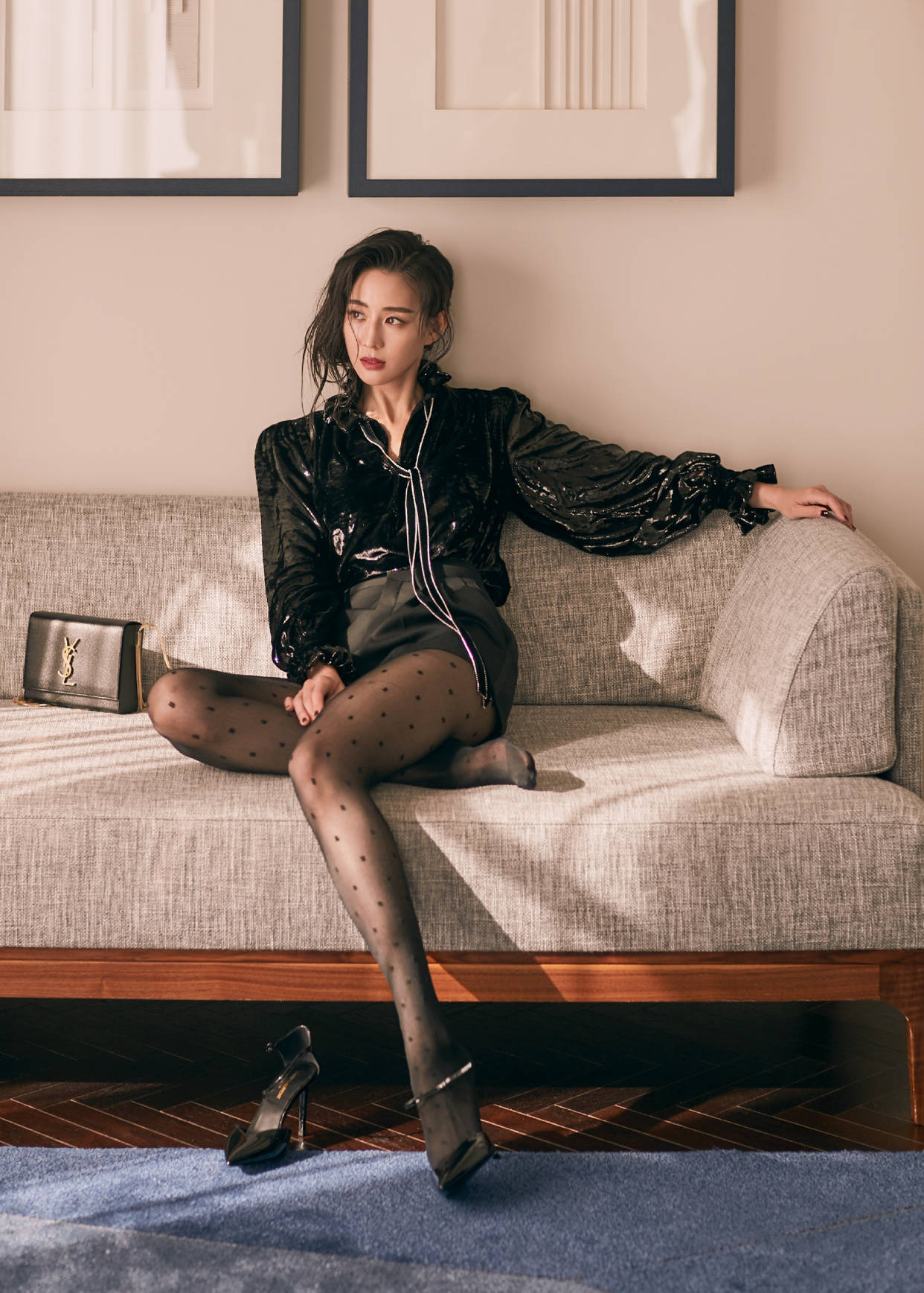 元素|张钧甯黑裙造型太野了,一袭深V领口开到腰,又纯又欲好“犯规”