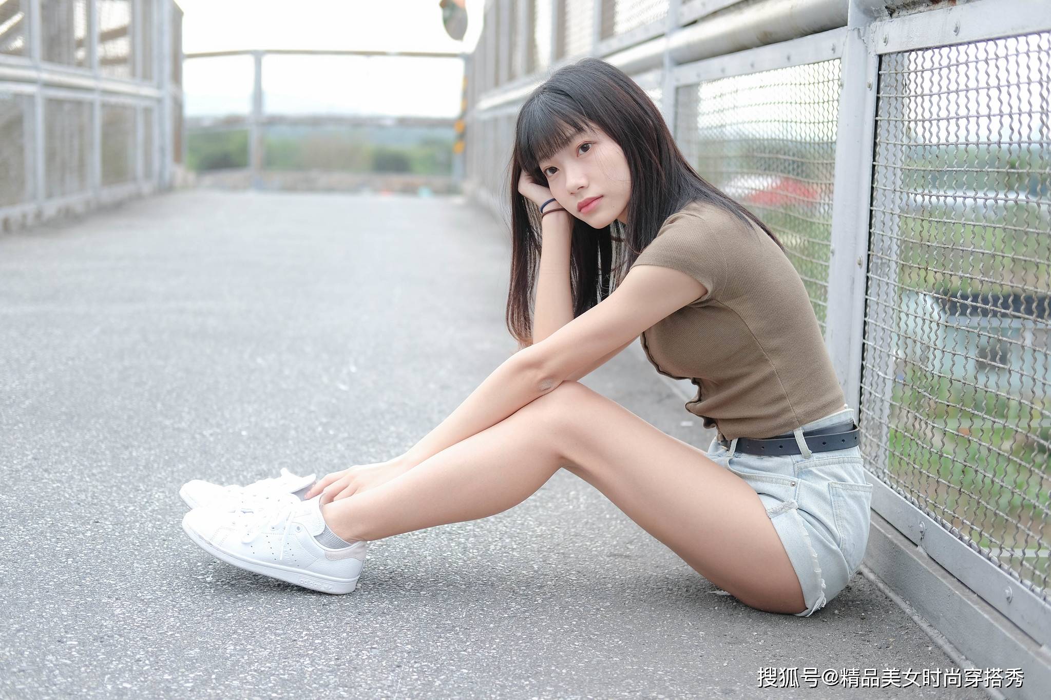 整体|水洗白的牛仔裤上身搭配一件短袖针织小衫，夏日里穿着清爽舒适