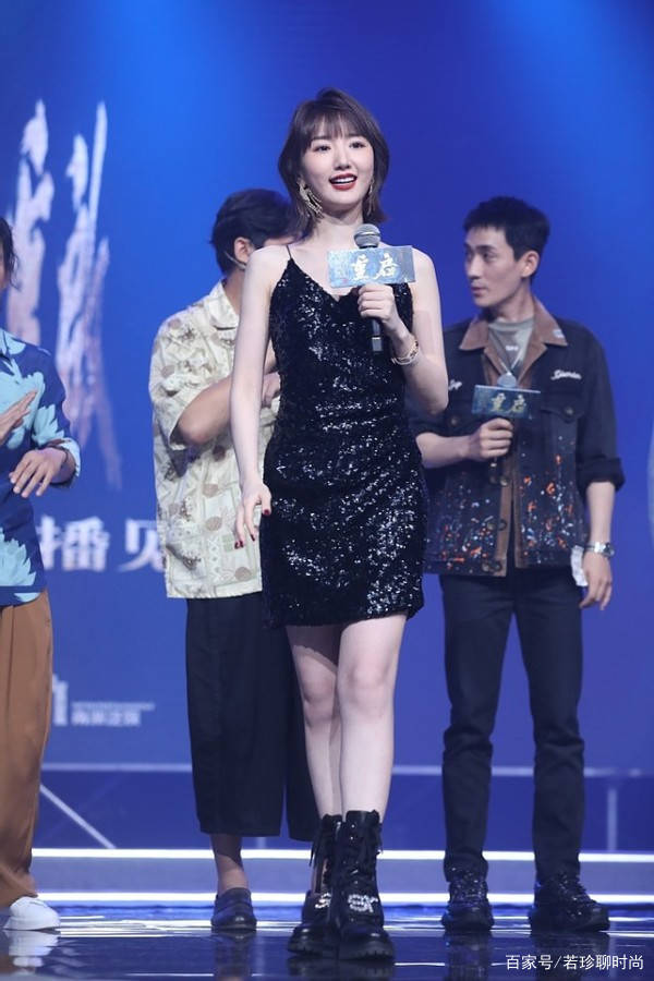 服装|毛晓彤的肌肤虽然白，但吊带裙却暴露了腿部线条，看着都不温柔了