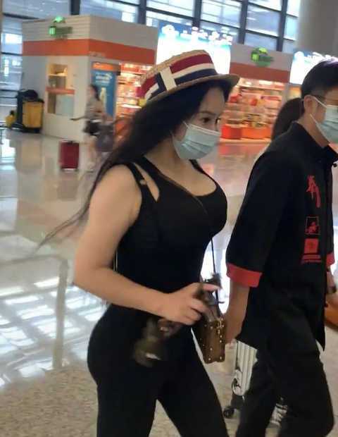 冉莹颖|邹市明携美娇妻现身机场,冉莹颖穿紧身黑色吊带背心,大秀身材