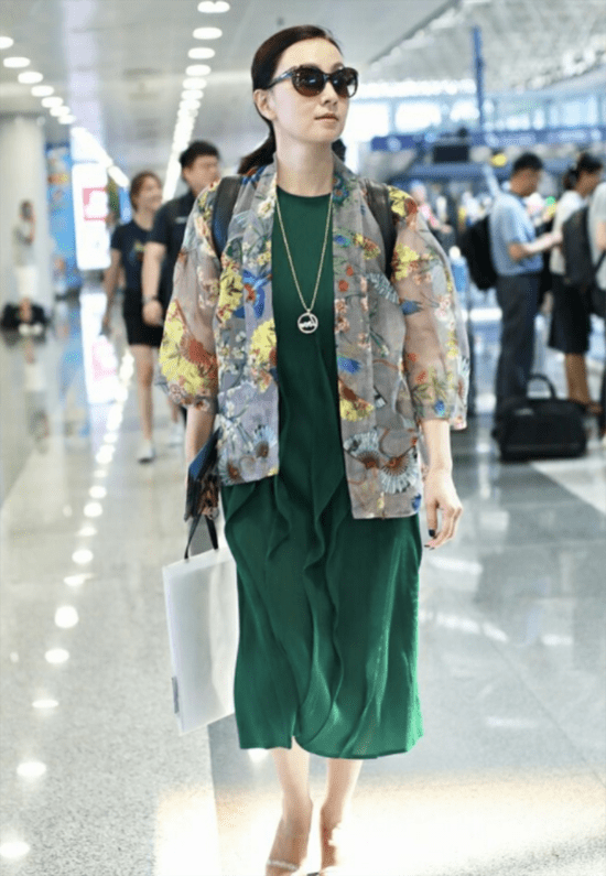 设计|陶虹从不赶潮流，穿古风开衫配连衣裙，穿出了49岁女人最美的样子