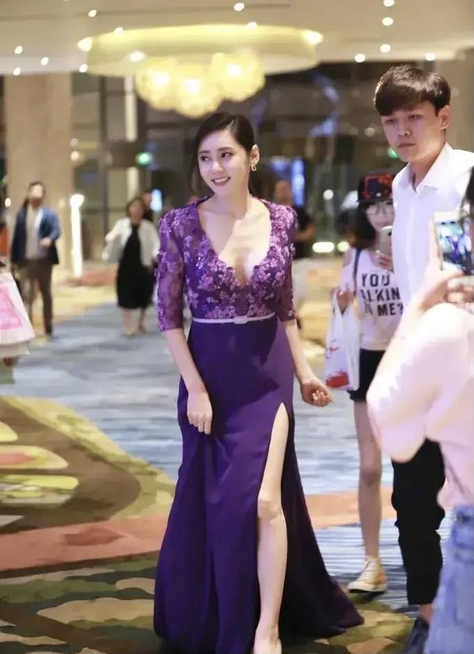 大腿|秋瓷炫深V开叉长裙大秀事业线,网友不解于晓光出轨,家花不香吗