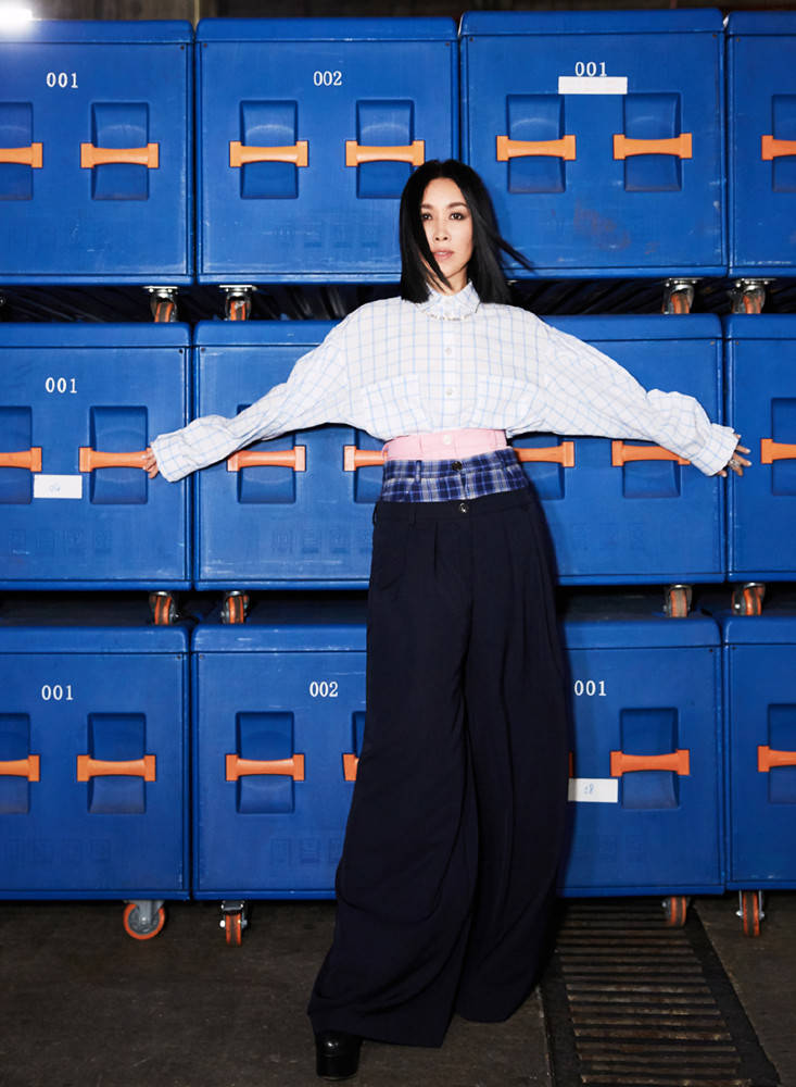 服装|新一期《萌探》那英扮白发魔女，穿黑色又瘦又拽，真是社会我那姐