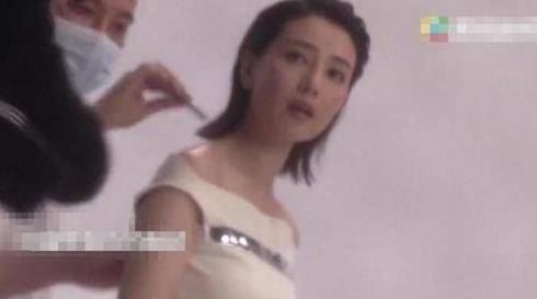 小腹|41岁高圆圆被疑怀二胎？紧身裙显小腹微凸，还不停抚摸腹部