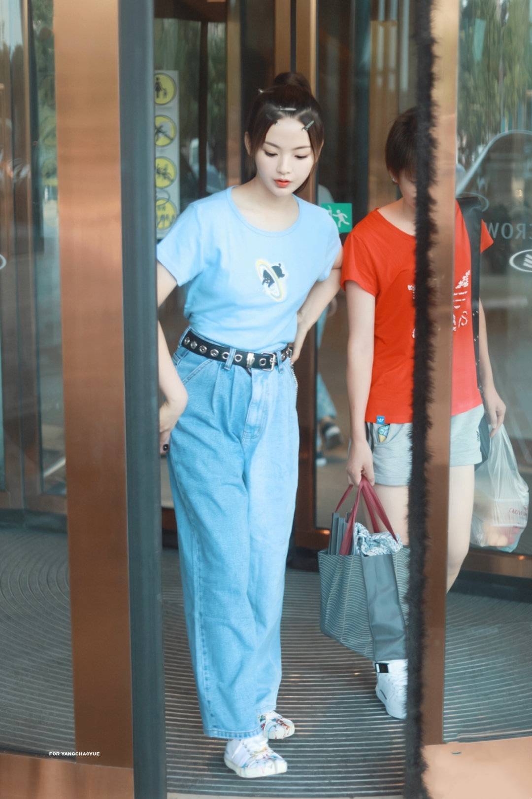超越|杨超越换造型师了？私服穿搭越来越甜美少女，跟“开了挂”似的