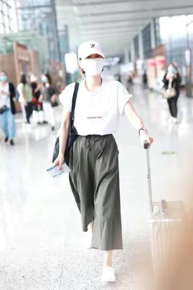 色调|马伊琍放飞自我？穿一身松松垮垮“大妈裙”走机场，只剩下慵懒美