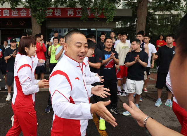 陪练|太感动！陈梦出征前特意找陪练握手，林高远落选仍为队友鼓掌送行