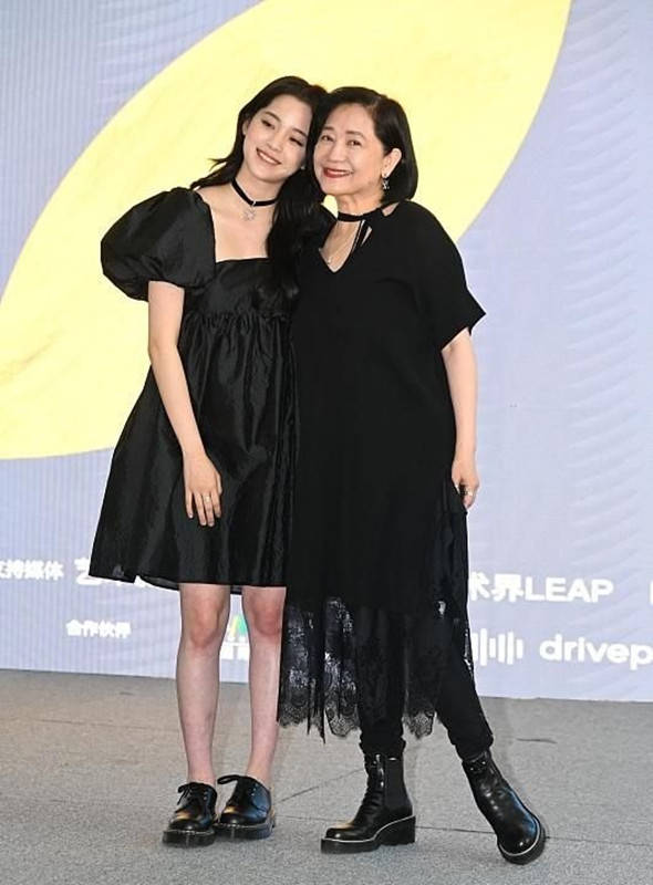 方领|欧阳娜娜上海办展,穿方领裙和妈妈同框比美,母女俩共用一张脸