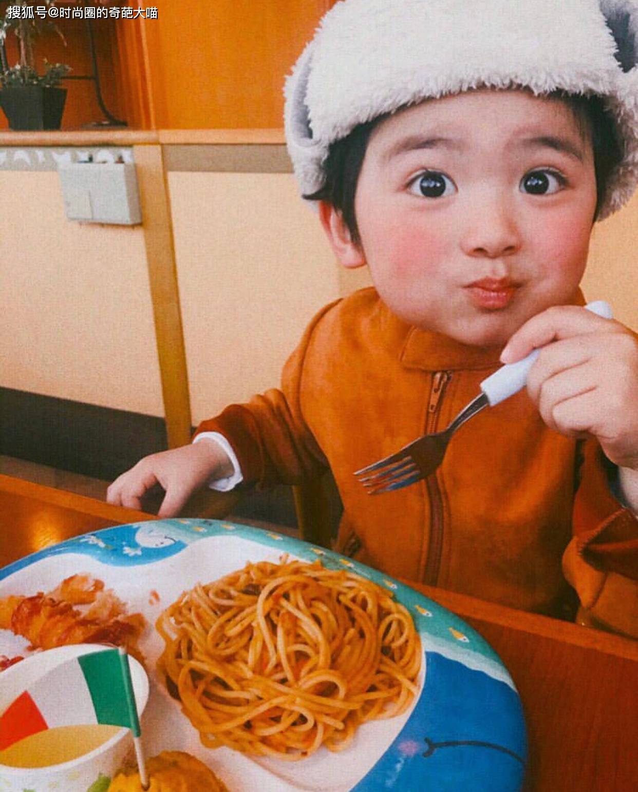 眼睛|精致得像娃娃?软萌可爱被无数人当头像,造型打扮更是镜头感十足