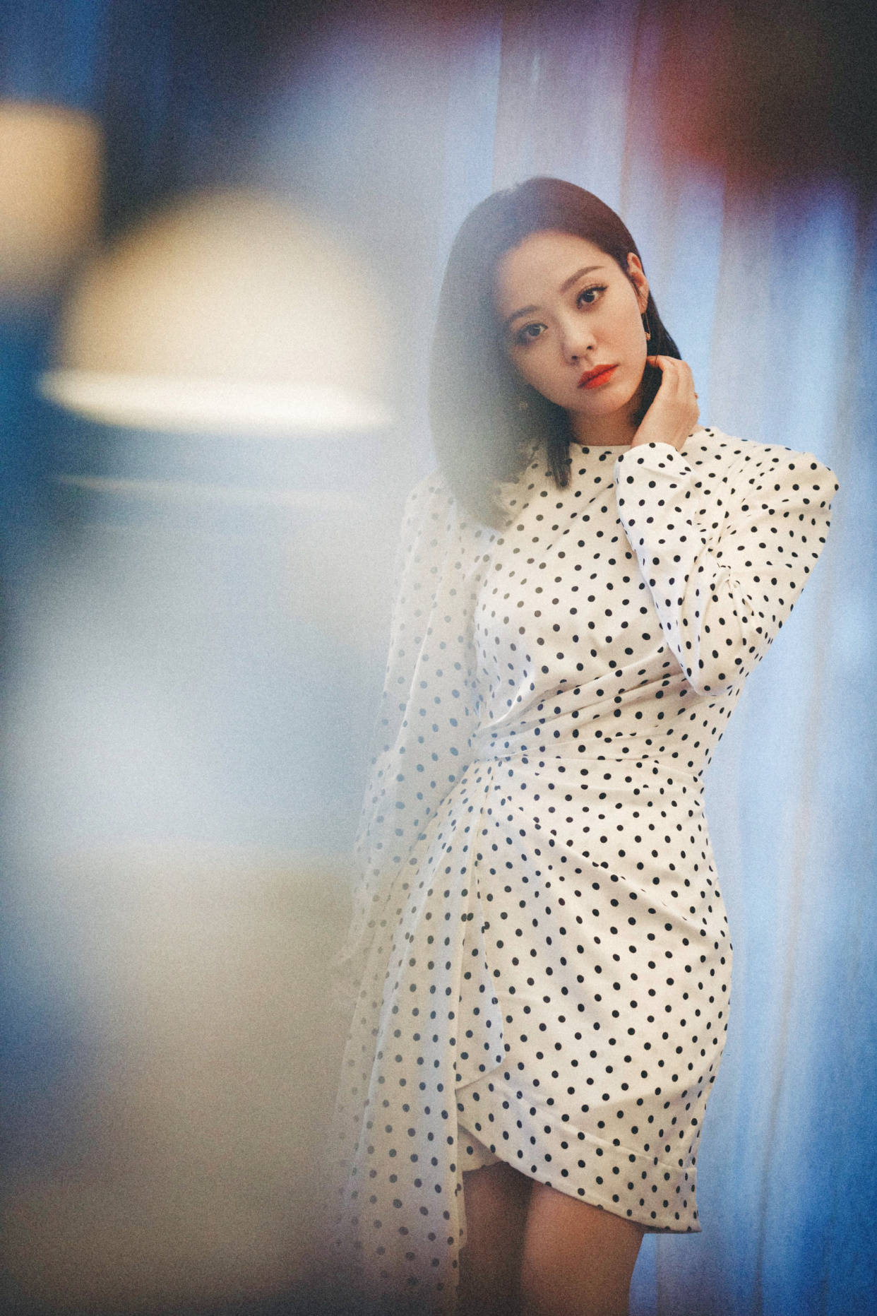 女王|张靓颖越来越高级，垫肩丝绒高开叉裙凹女王造型，眼神里都是戏