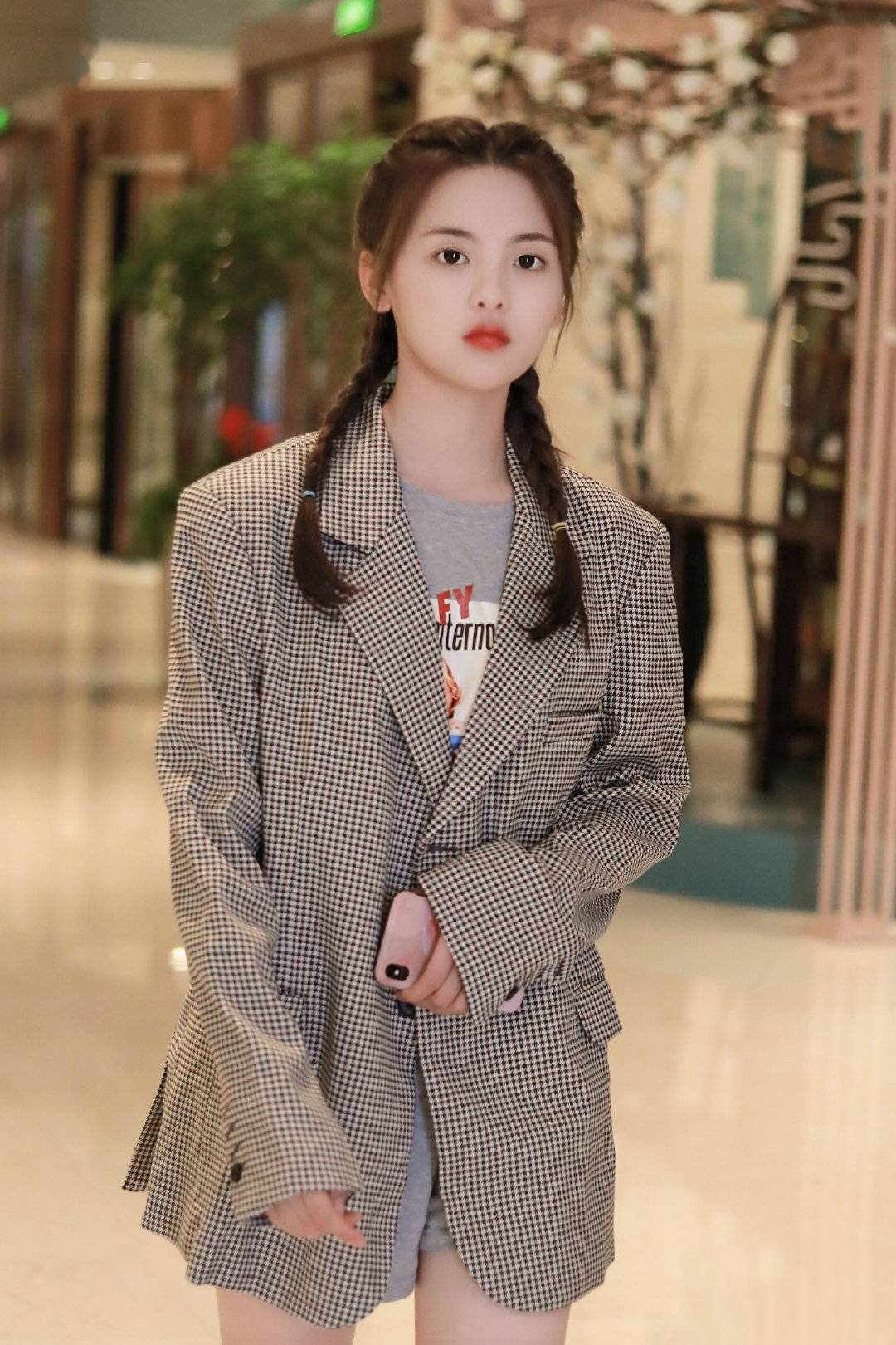 超越|杨超越换造型师了？私服穿搭越来越甜美少女，跟“开了挂”似的