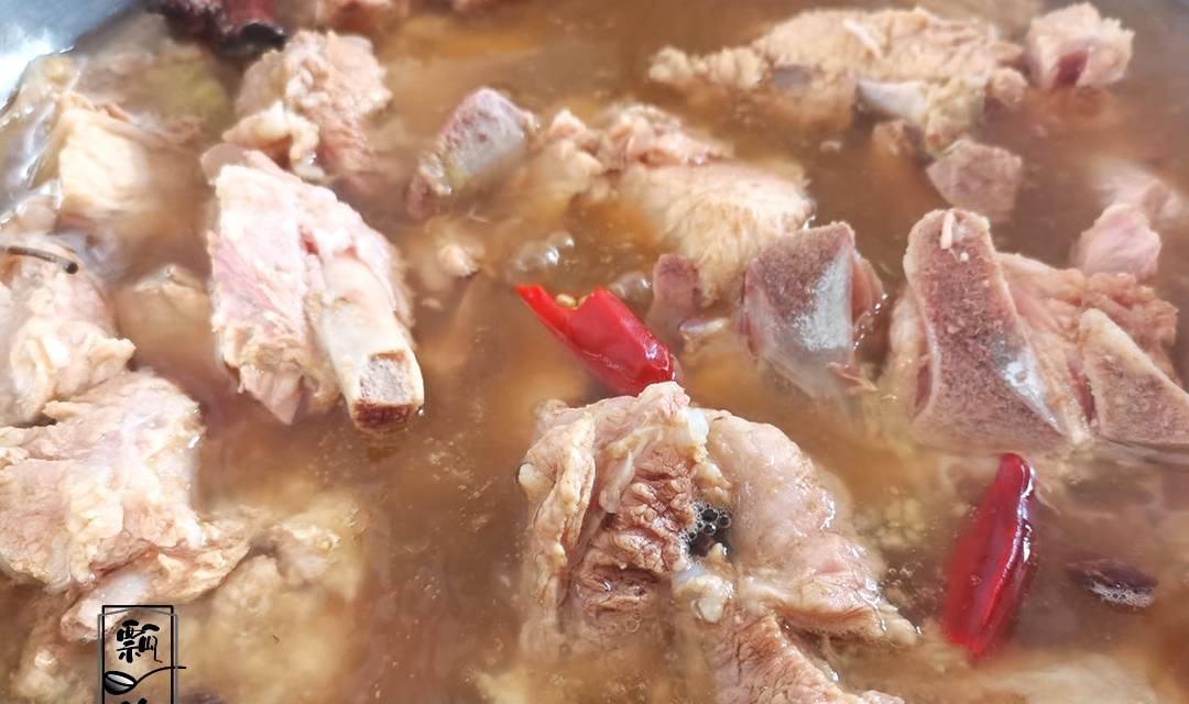 小时候|住娘家,老妈不到5点早起,炖了两锅肉,早餐组合让人哭笑不得