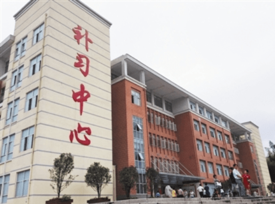 原创毛坦厂中学招生简章公布明码标价招收复读生引起网友的不满