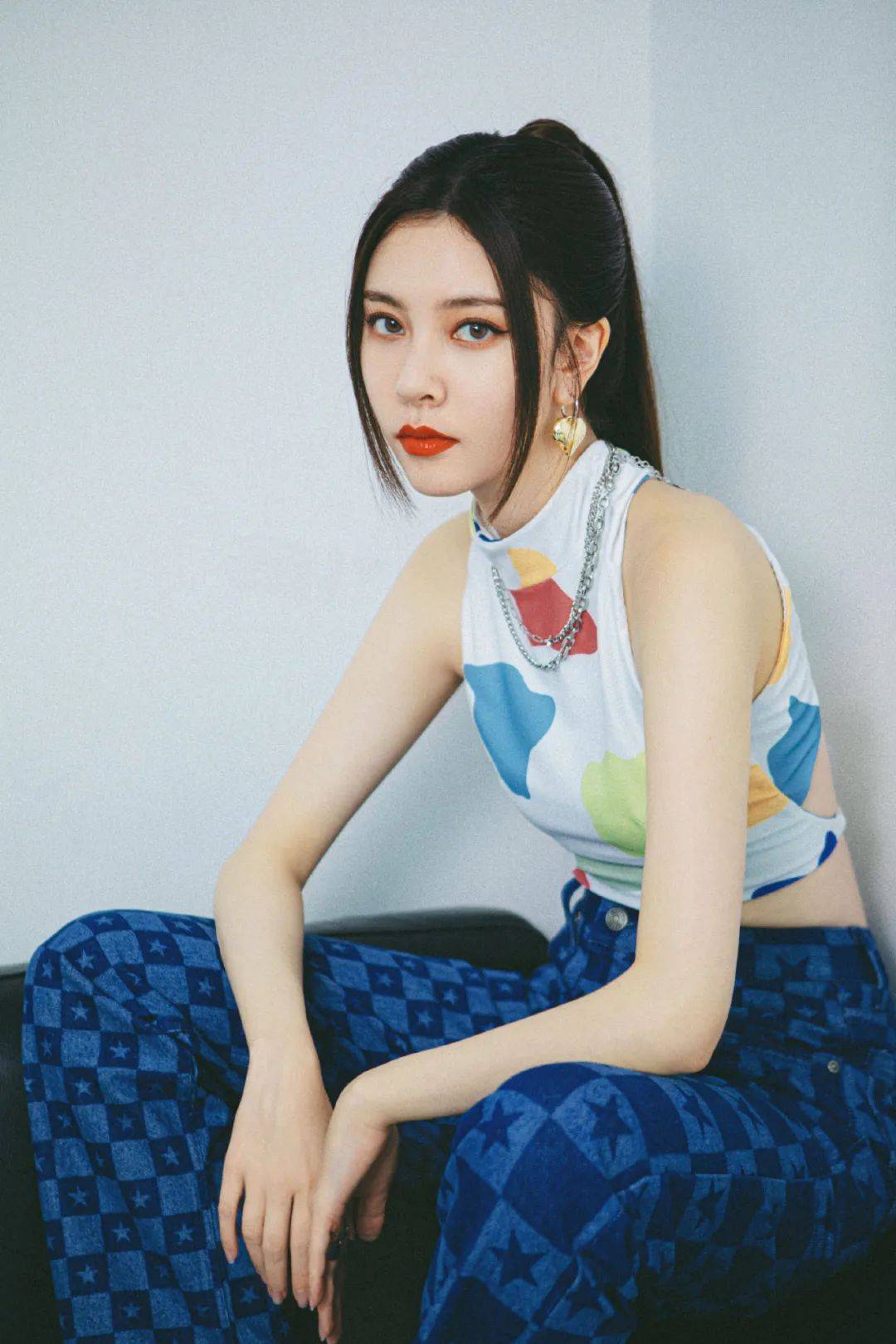 对比|初伏的夏天，选择白色吊带短背心和蓝色的直筒裤，清新还有小蛮腰的展现