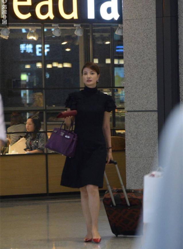 黑色|刘芳菲从不赶时髦，穿白色连体裤配个“草编包”，简约随性真高级