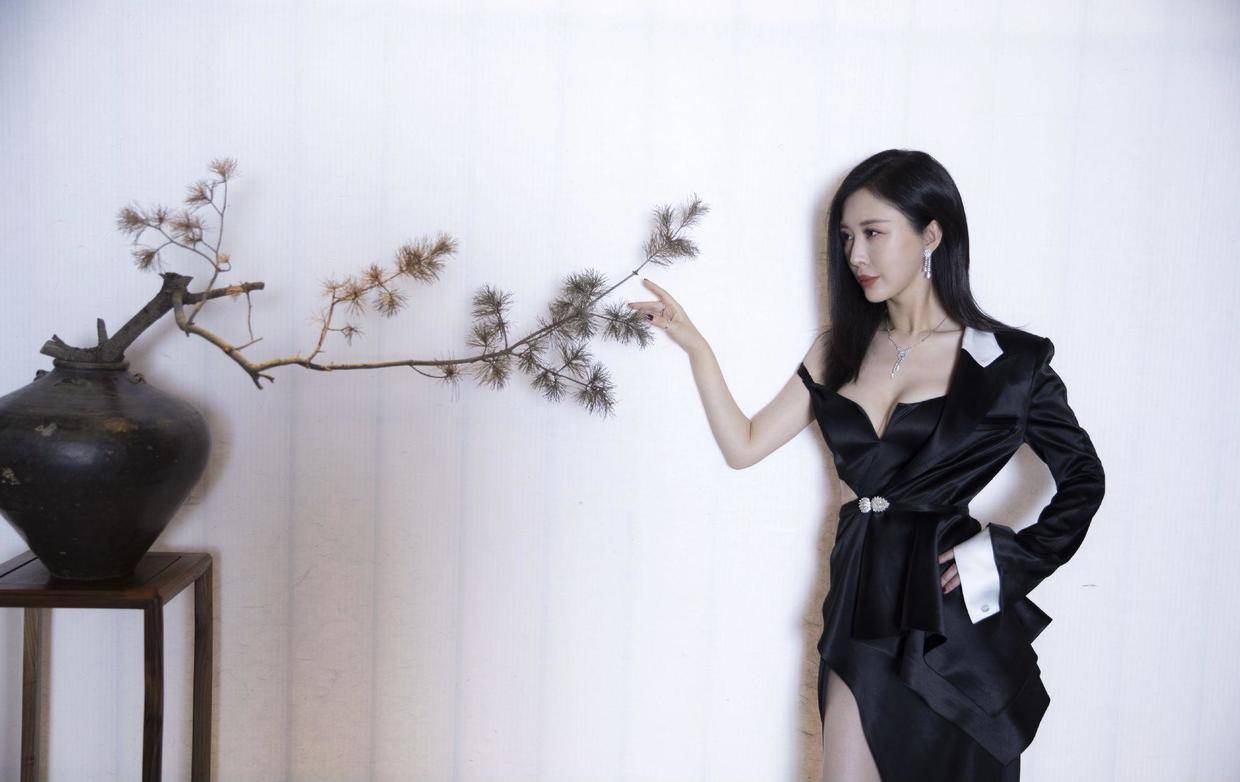 展现|田朴珺才是“商圈女神”，一袭黑白抹胸礼服精致时髦，干练高挑