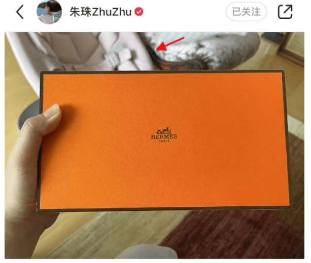 孕晚期也闲不住!朱珠挺8个月大孕肚看展